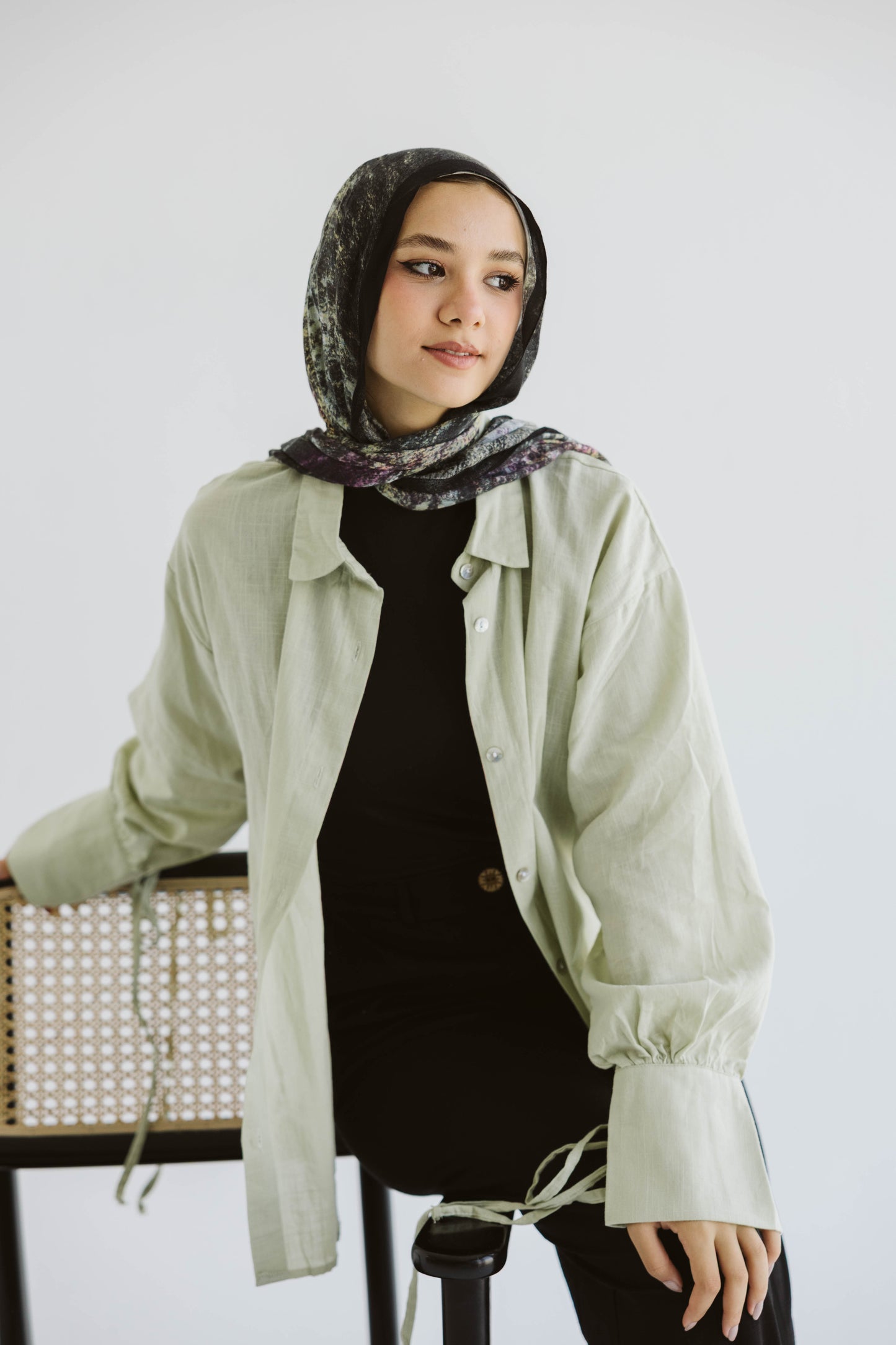 Oversized Linen Shirt with Back Tie – in Ment green