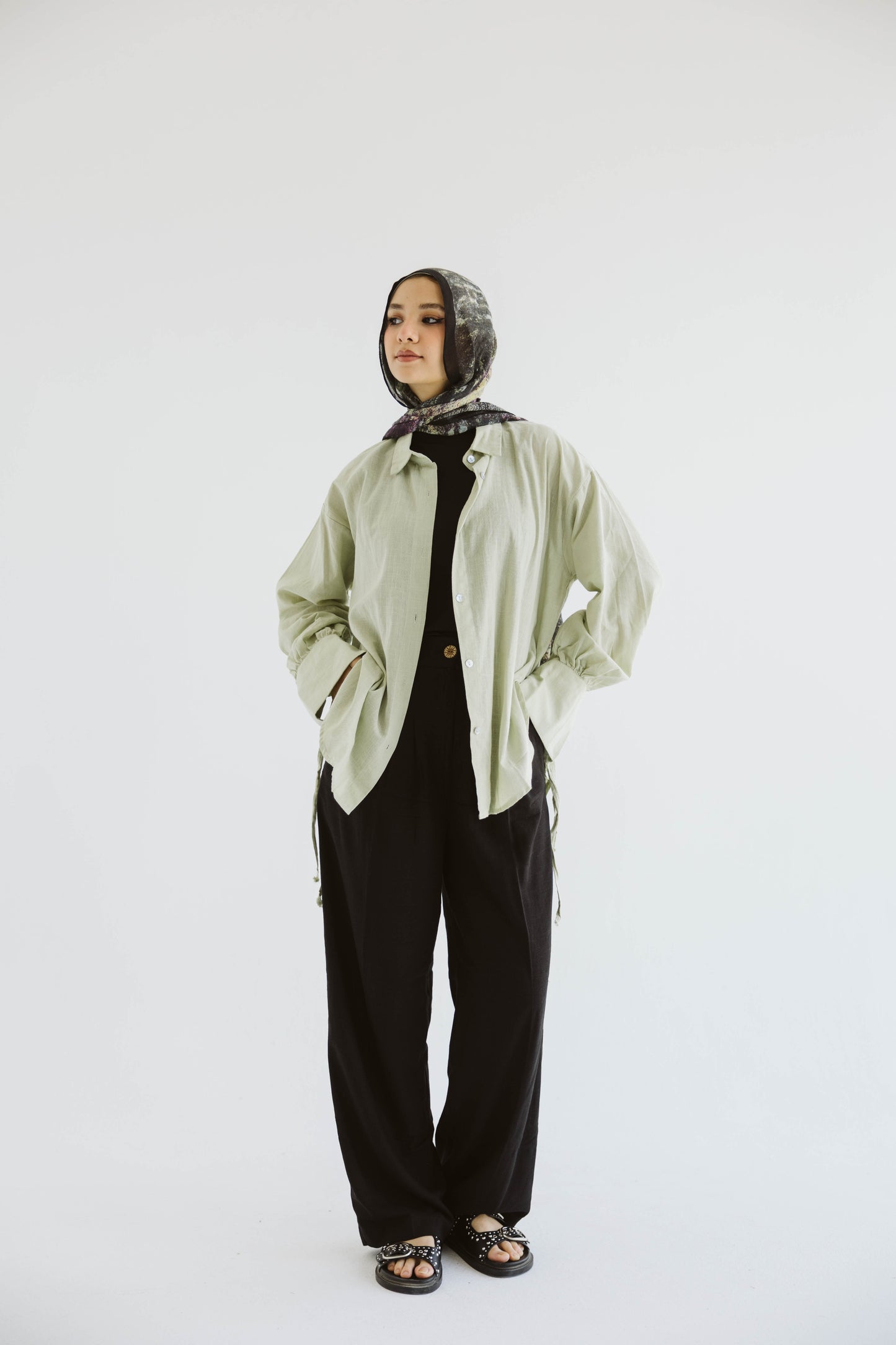 Oversized Linen Shirt with Back Tie – in Ment green