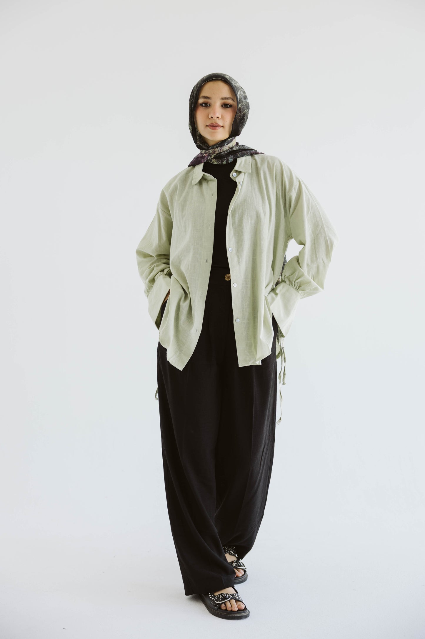 Oversized Linen Shirt with Back Tie – in Ment green