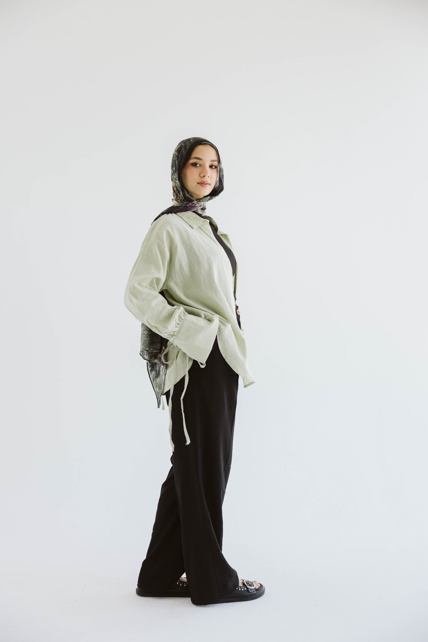 Oversized Linen Shirt with Back Tie – in Ment green