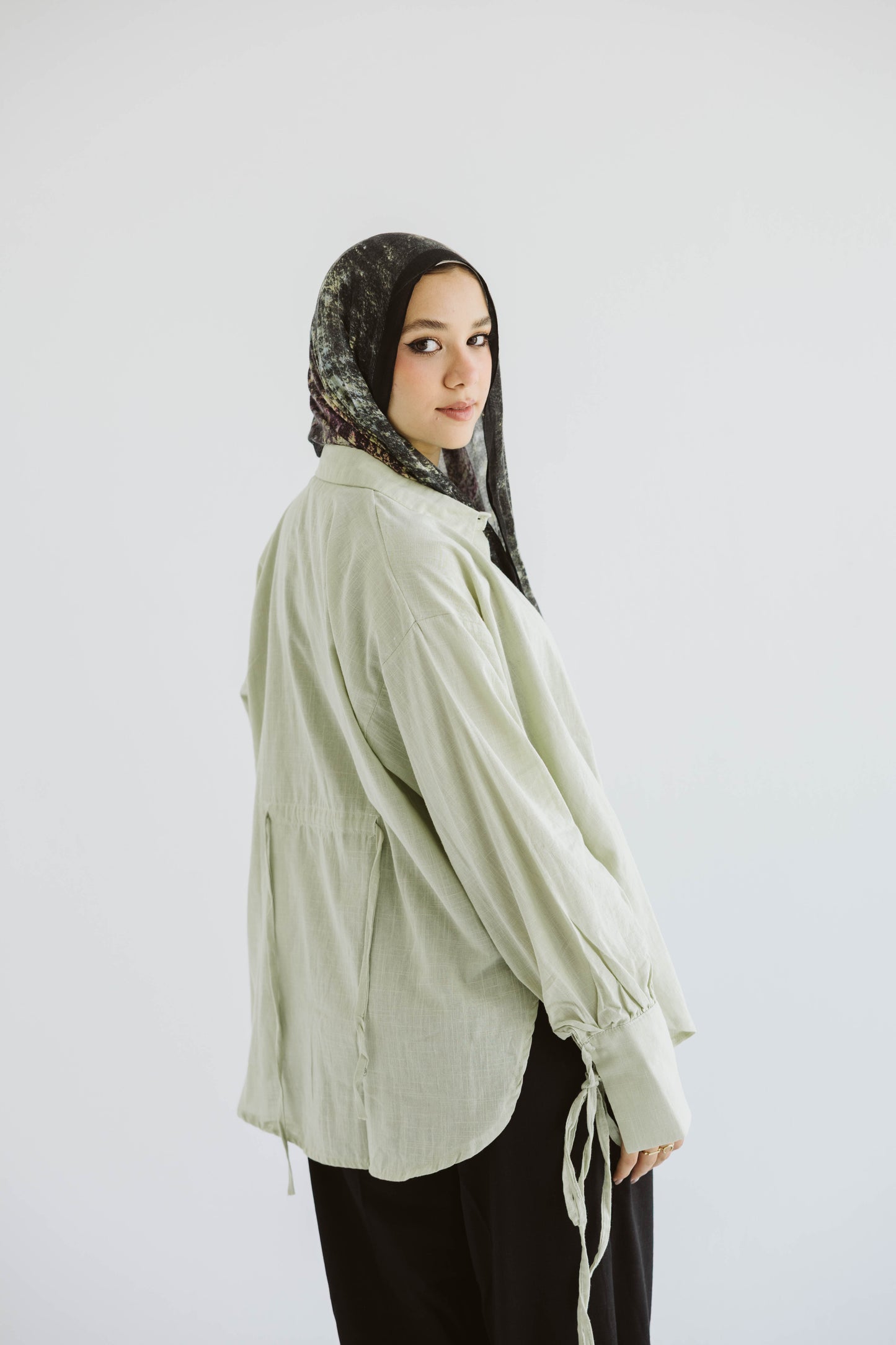 Oversized Linen Shirt with Back Tie – in Ment green