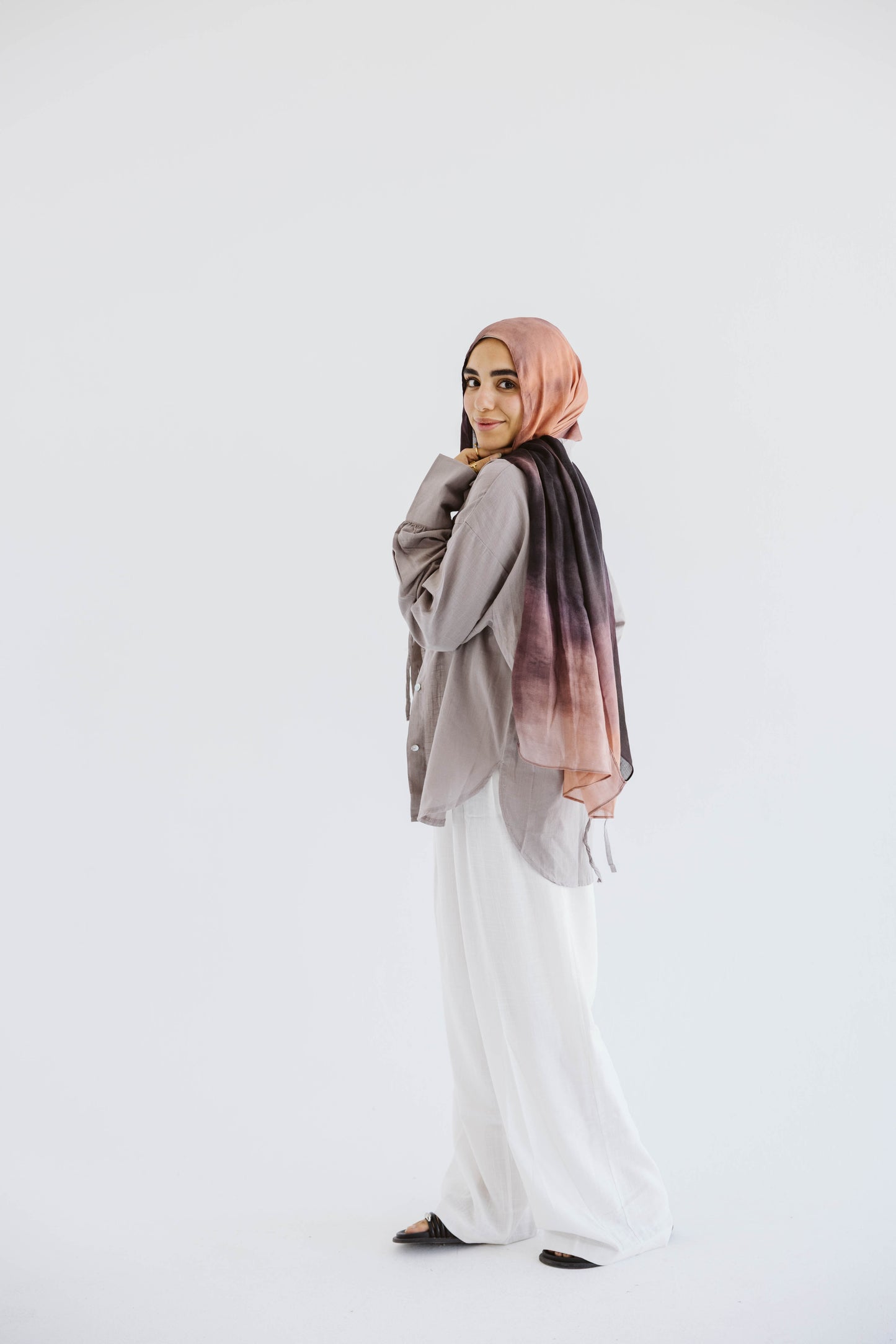 Oversized Linen Shirt with Back Tie – in Grey