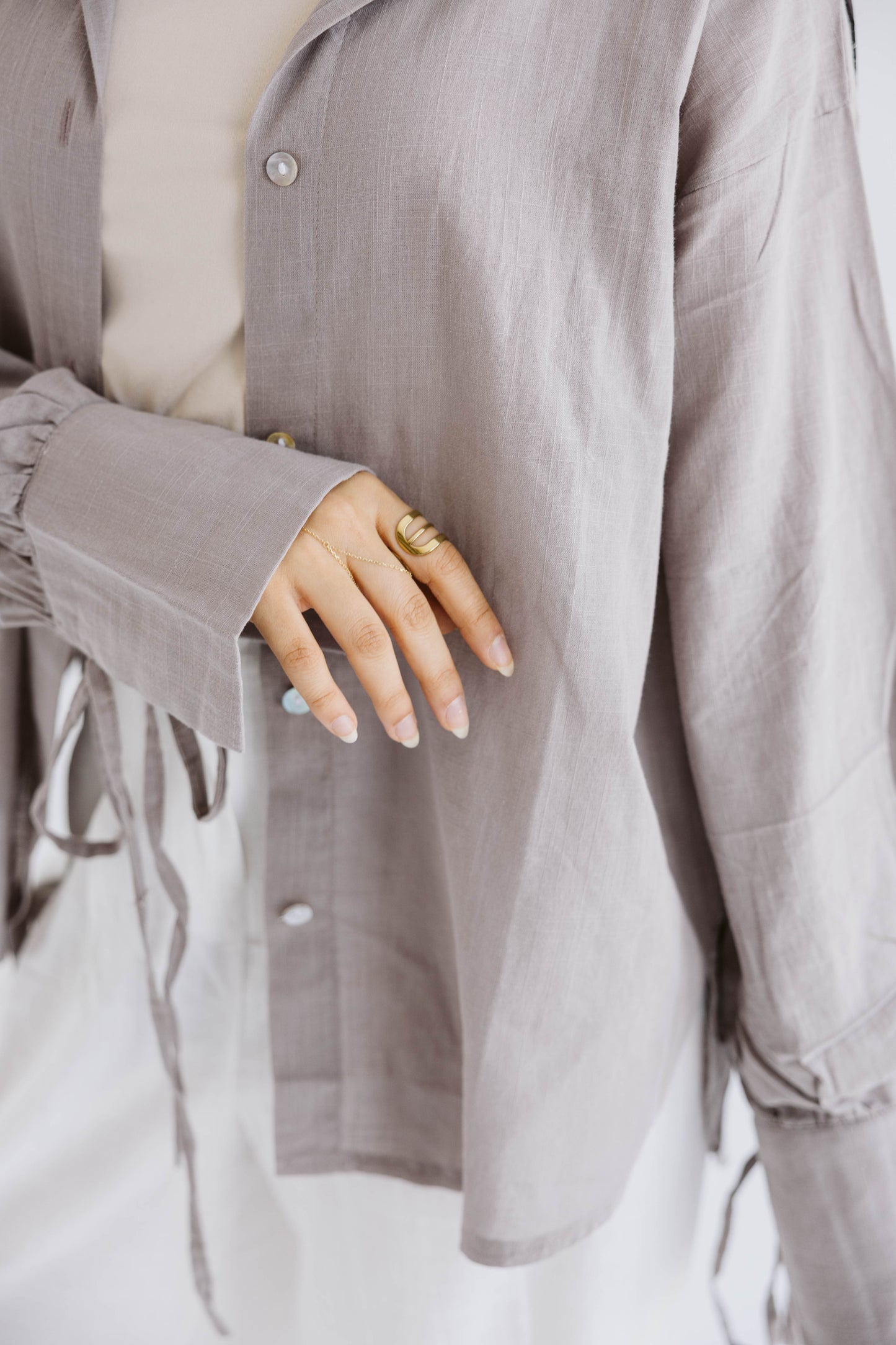 Oversized Linen Shirt with Back Tie – in Grey